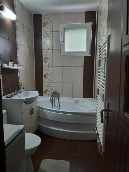 Apartament cu 3 camere decomandat în Cornișa