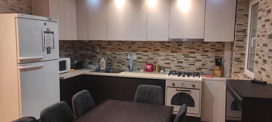 Apartament cu 3 camere decomandat în Tineretului
