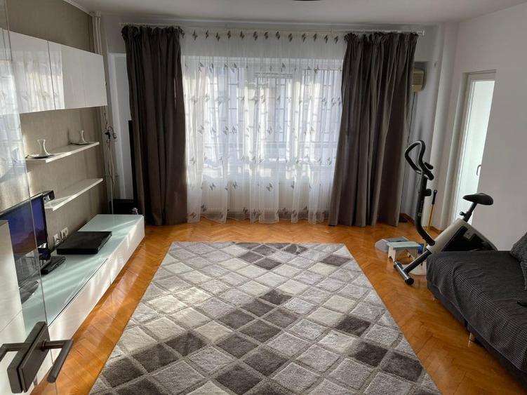 Apartament cu 3 camere decomandat în Apărătorii Patriei