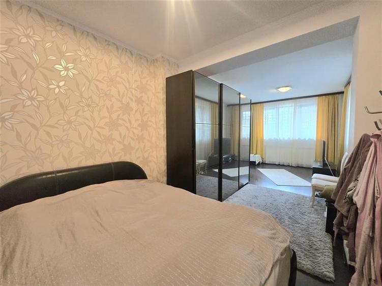 Apartament cu 5 camere semidecomandat în Bucureștii Noi
