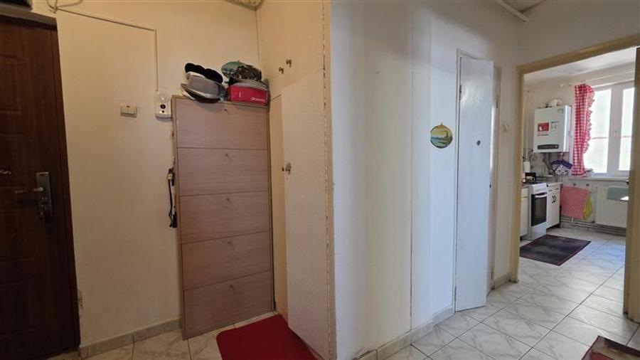 Apartament cu 3 camere semidecomandat în Astra