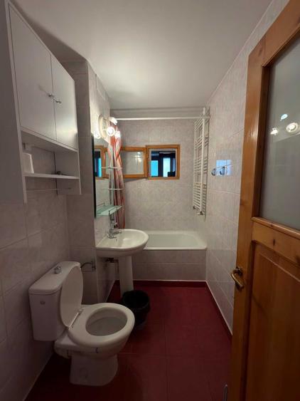 Apartament cu 4 camere semidecomandat în Hărmanului