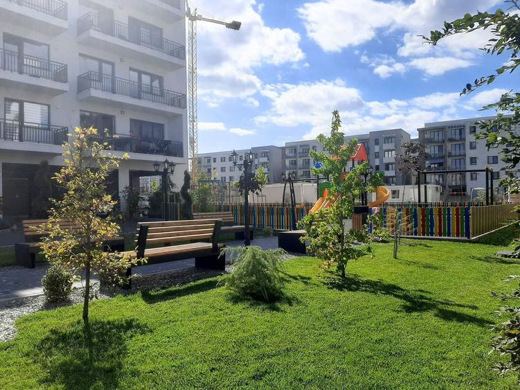 Apartament cu 3 camere decomandat în Tractorul