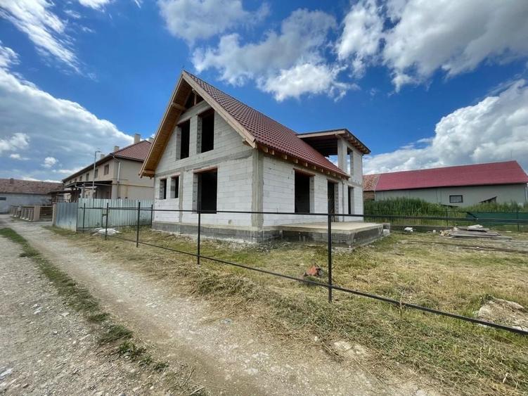 Casă cu 4 camere în Sâncrai