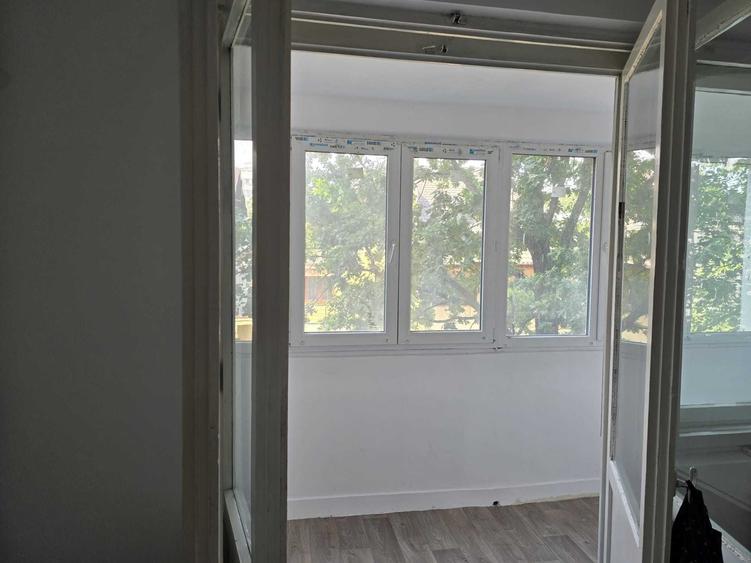 Apartament cu 3 camere semidecomandat în Gorjului
