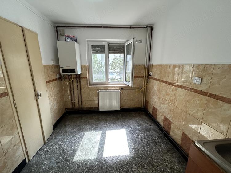 Apartament cu 3 camere semidecomandat în Romanilor