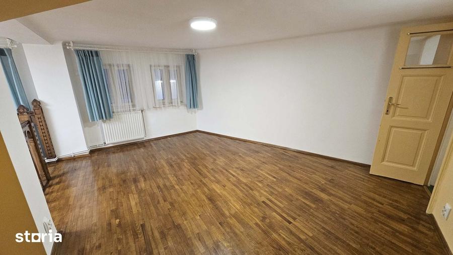 Studio generos cu aer boem ?i scara interioara in Centrul Istoric - 15
