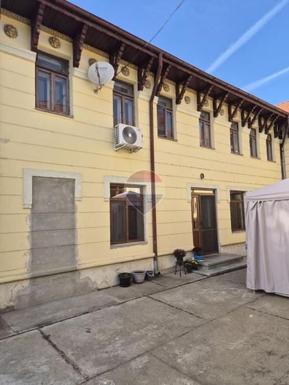 Casă individuală cu 21 camere cu Teren 966 Mp în Central