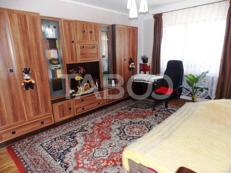 Casă individuală cu 6 camere decomandat cu Canalizare în Gușterița