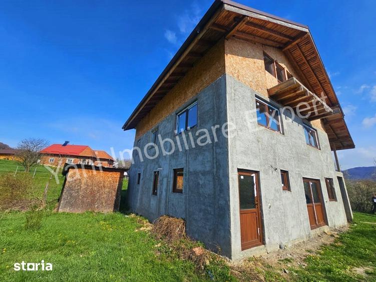 Casă cu 6 camere cu Teren 1175 Mp în Corbi