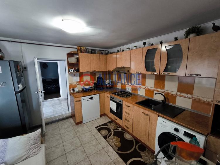 Casă cu 4 camere semidecomandat cu Canalizare în Viile Noi