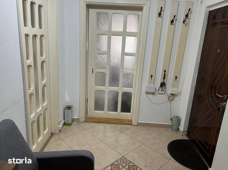 Apartament cu 3 camere decomandat în Cornișa