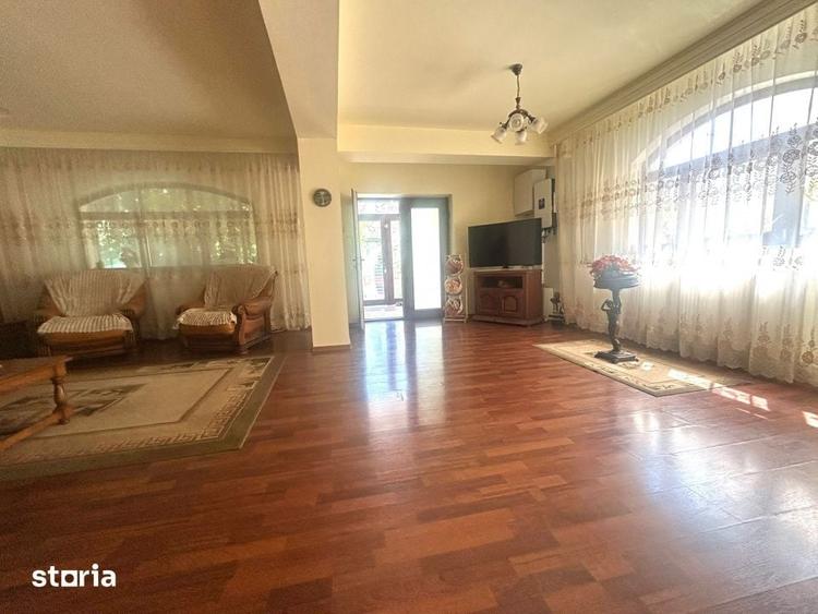 Casă cu 8 camere cu Teren 324 Mp în Universitate