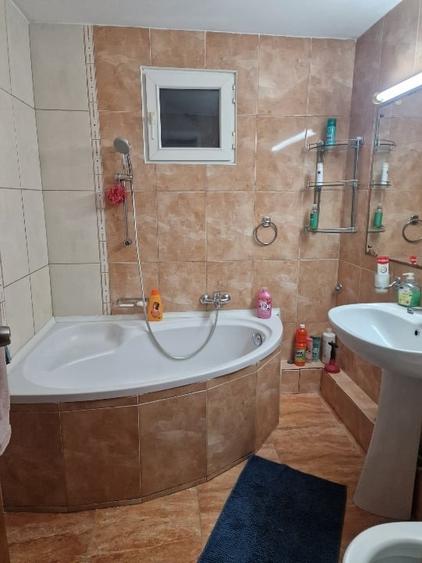 Apartament cu 4 camere semidecomandat, mobilat în Rahova