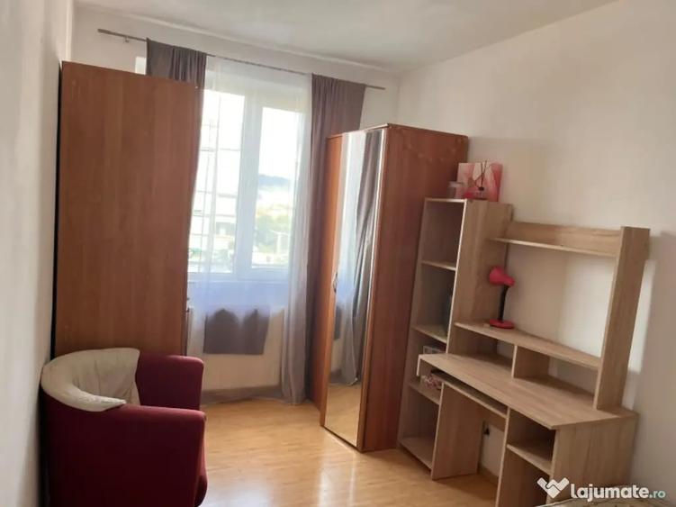 Apartament cu 3 camere semidecomandat în Tineretului