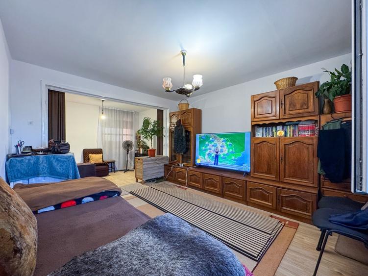 Apartament cu 3 camere decomandat în Piața Centrală