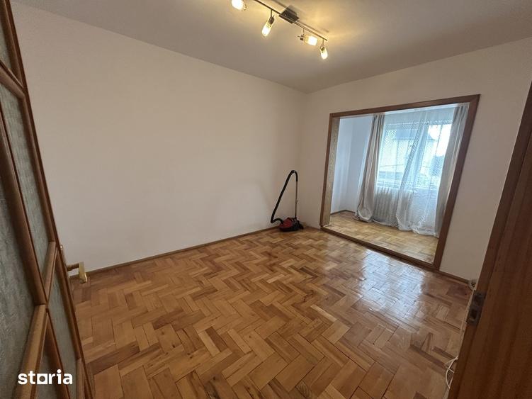 Apartament cu 3 camere decomandat în Girocului