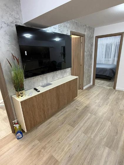 Apartament cu 3 camere decomandat în Petros