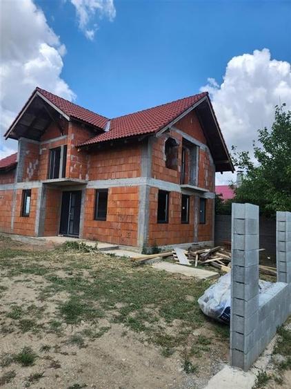 Casă individuală cu 4 camere cu Teren 700 Mp în Biharia