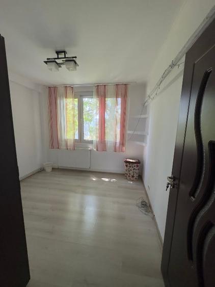 Apartament cu 3 camere semidecomandat, mobilat în Drumul Taberei