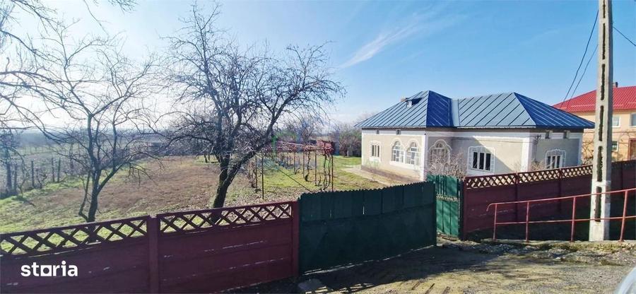 Casă cu 3 camere în Brădești