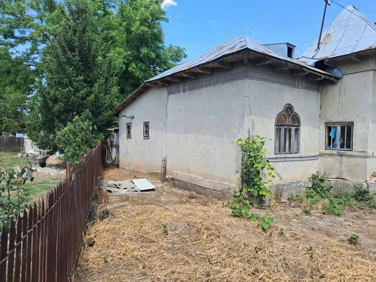 Casă cu 5 camere cu Teren 2636 Mp în Gherghița