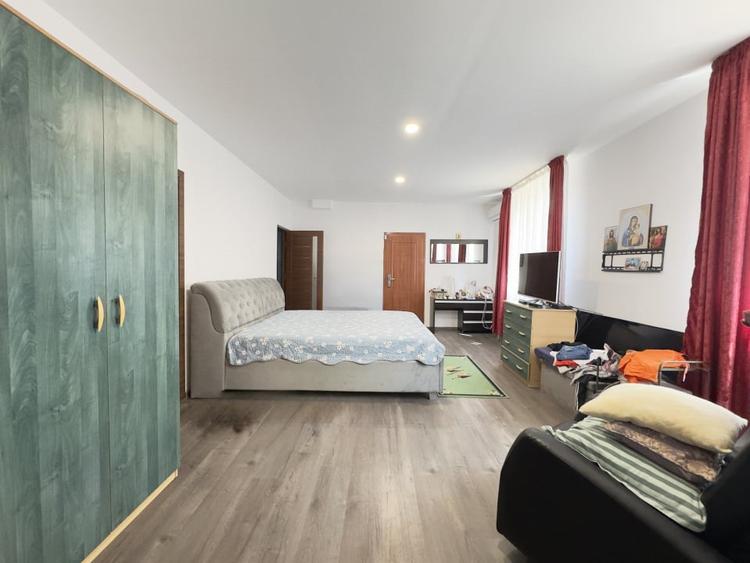 Casă individuală cu 9 camere cu Canalizare în Alecu Russo