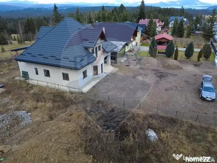 Casă cu 8 camere cu Teren 1000 Mp în Poiana Stampei