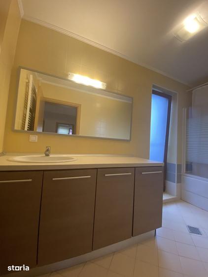 Casă cu 5 camere cu Teren 250 Mp în Central
