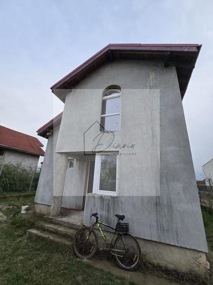Casă individuală cu 3 camere cu Canalizare în Central