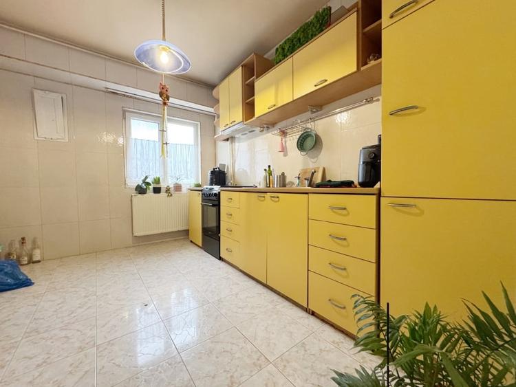 Apartament cu 3 camere decomandat, mobilat în Soarelui
