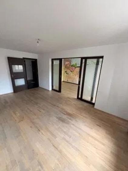 Apartament cu 4 camere semidecomandat în Crângași