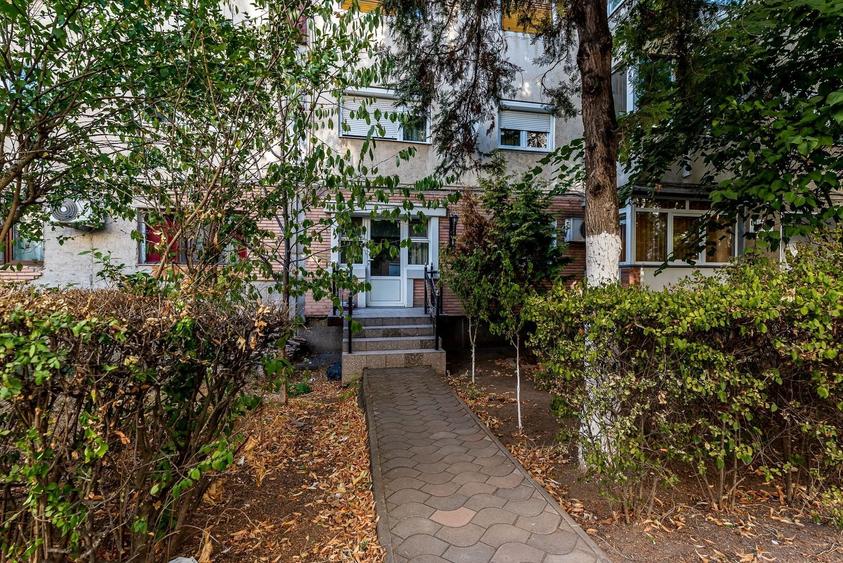 Apartament cu 4 camere semidecomandat în Miorița