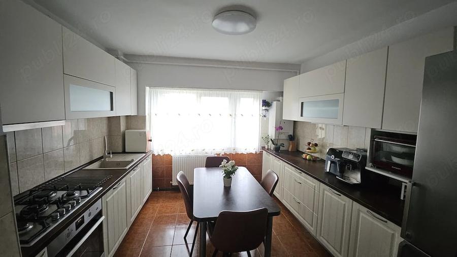 Apartament cu 4 camere decomandat în Noua