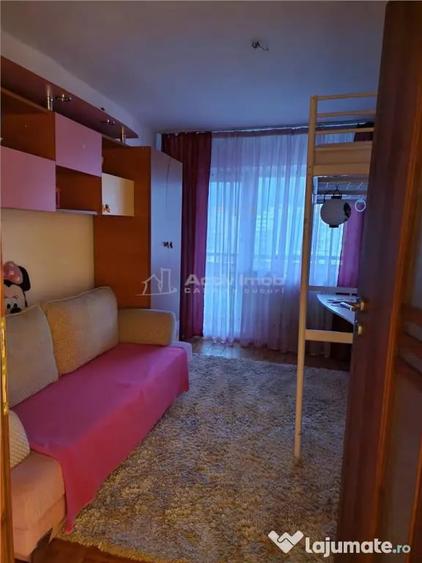 Apartament cu 3 camere decomandat în Central
