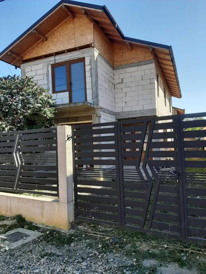 Casă cu 3 camere în Vulcana-Pandele