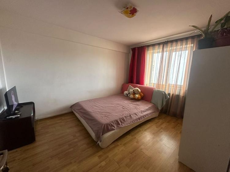 Apartament cu 2 camere semidecomandat în Podu Roș