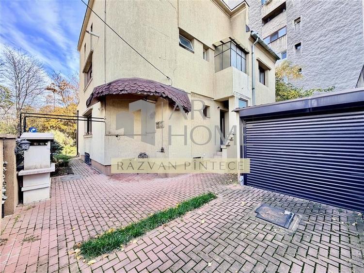Casă individuală cu 11 camere cu Teren 370 Mp în Ultracentral