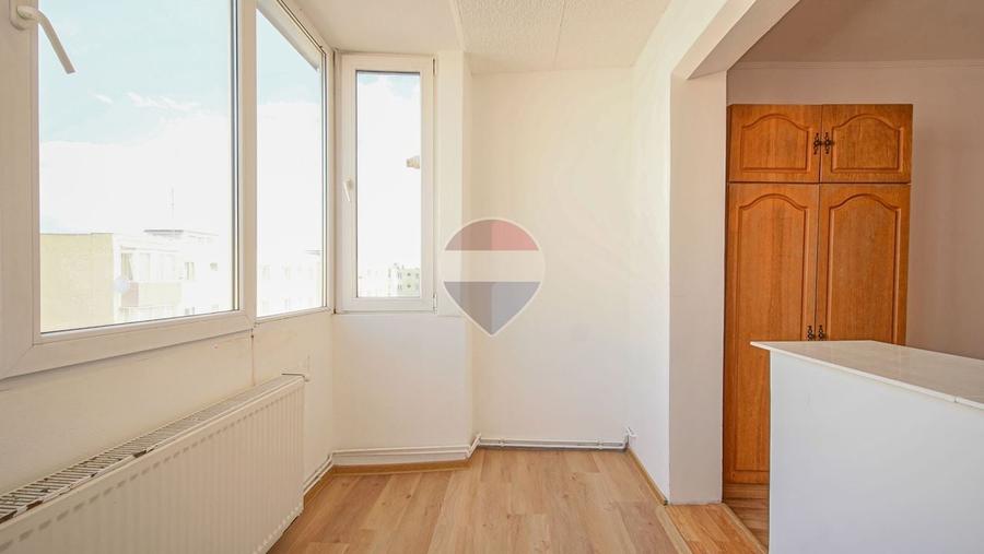 Apartament cu 3 camere semidecomandat, mobilat în Central