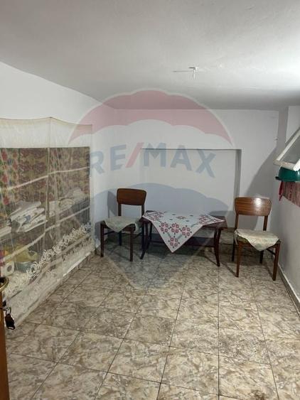 Casă individuală cu 10 camere cu Teren 154 Mp în Central