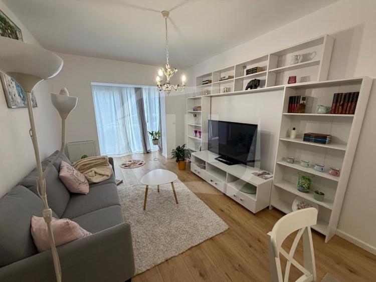 Apartament cu 3 camere semidecomandat, mobilat în Bună Ziua