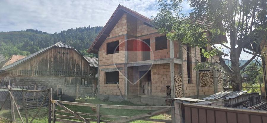 Casă individuală cu 4 camere cu Teren 556 Mp în Rozavlea