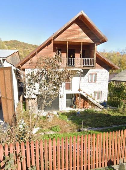Casă cu 5 camere cu Teren 897 Mp în Runcu