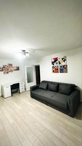 Apartament cu 3 camere semidecomandat în Dacia