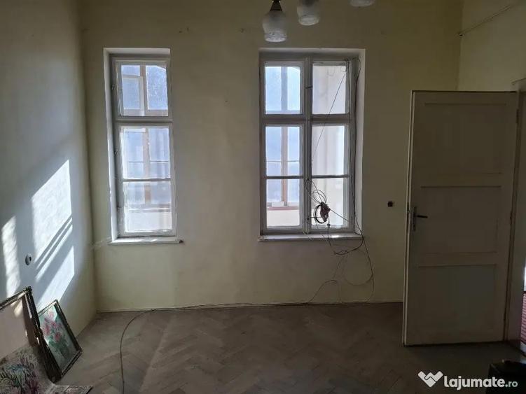 Apartament cu 3 camere semidecomandat în Central