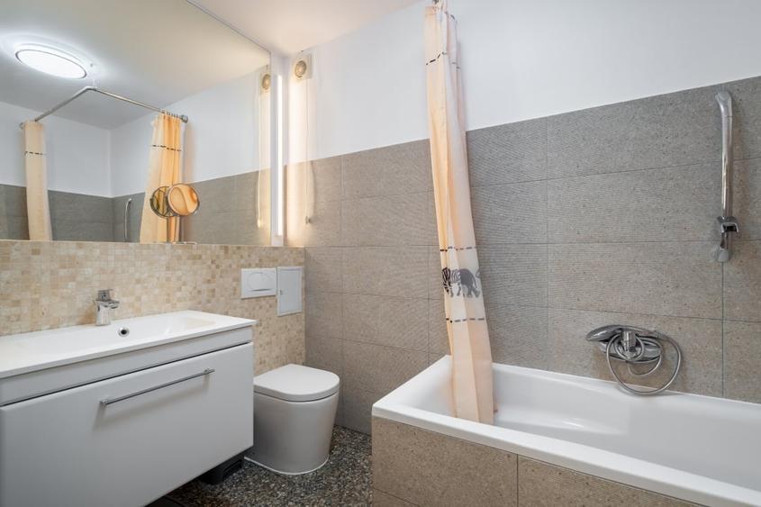 Apartament cu 3 camere semidecomandat, mobilat în Moșilor
