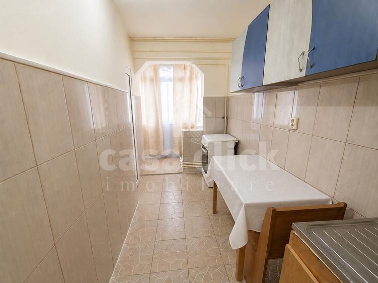 Garsonieră decomandată în