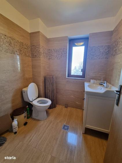 Casă cu 4 camere în 1 Decembrie