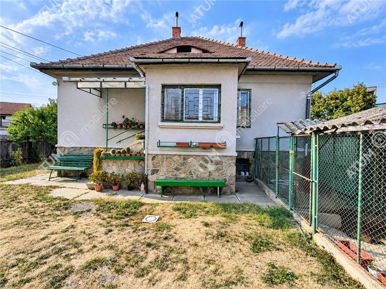 Casă individuală cu 3 camere cu Canalizare în Central
