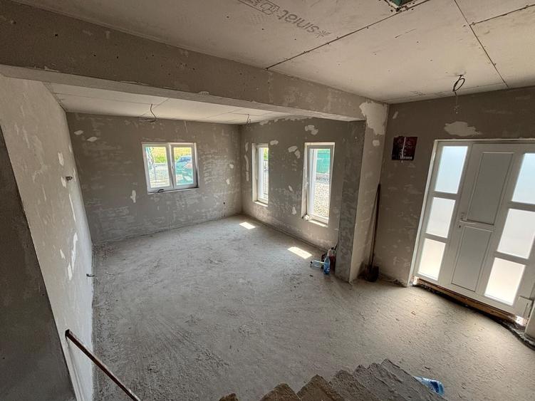Duplex cu 4 camere cu Canalizare în Mohu